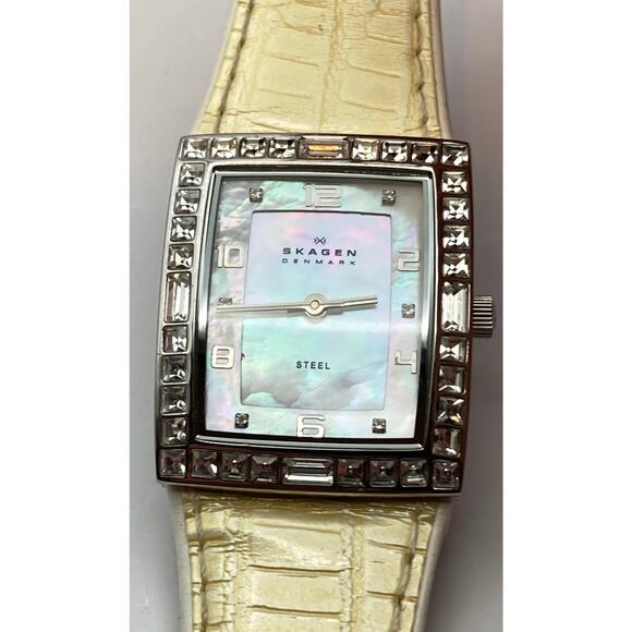 Skagen Denmark Womens MOP Watch 25mm - New Battery - Adjustable Leather Band WR - Picture 1 of 11